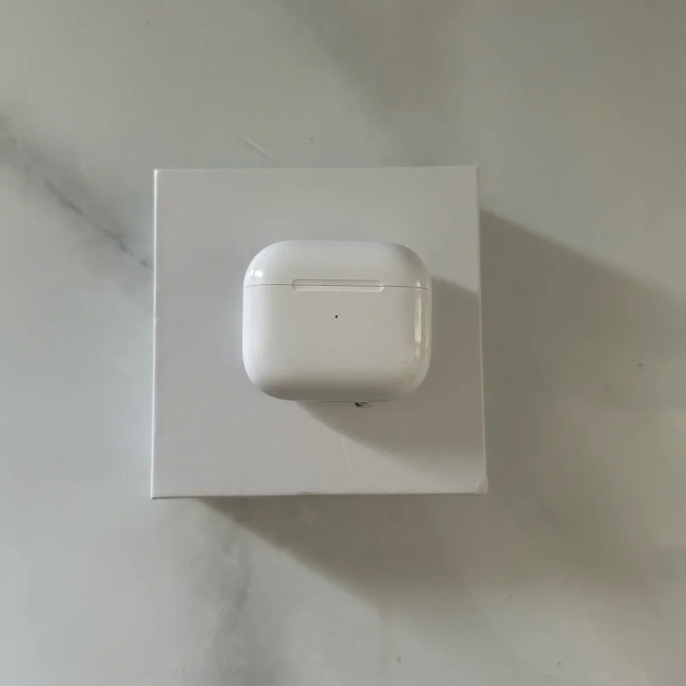 Apple White Wireless Headset with Superior Sound Quality
